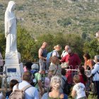 Peregrinos en torno a la imagen de la Virgen en Medjugorje (Bosnia-Herzegovina).