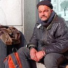 Francisco Jesús, en las calles de Madrid junto a sus escasas pertenencias.