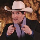 Eduardo Verástegui felicita la Navidad con una canción desde la ciudad de Morelia.