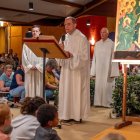 Oración en Taizé, con hermanos de la comunidad e iconos, en la Semana Santa de 2025