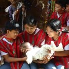 El Coro de Niños San Lolek visitó un belén viviente y cantó al Niño Jesús.