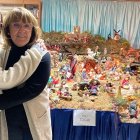 Almudena, la belenista, a la derecha, abrazada a su hija Marta (@magastudio333)