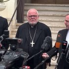 De izquierda a derecha en la foto: Matthias Kopp, portavoz de la conferencia episcopal alemana; el cardenal Reinhard Marx, arzobispo de Múnich; y el presidente de la conferencia episcopal, el obispo Georg Bätzing.