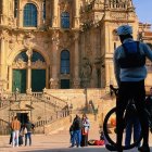 Un ciclista llega a la catedral de Santiago, quizá tras recorrer el Camino de Santiago