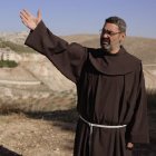 Fray Marcelo Chichinelli muestra los espacios donde se construye un nuevo Santuario del Campo de los Pastores, en Belén