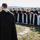 Frailes dominicos rezan en 2024 en un cementerio de dominicos en el continente americano; San Luis Beltrán les precedió hace 5 siglos