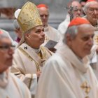El Papa hace su entrada en la basílica de San Pedro para la misa que precedió a los trabajos del consistorio.