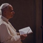 León XIV reza en la iglesia románica de San Peregrino; en su vídeo anima a todos a orar con la Palabra de Dios