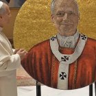 León XIV contempla el mosaico que reproduce su figura.