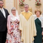 l padre Travis Moger el día de su ordenación junto a su hijo Mark, su esposa Amelia, su madre y su hija Maddy.