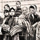 Niños judíos en Auschwitz: una imagen que debería quitarnos el sueño de por vida.