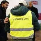 El párroco de Adamuz, Rafael Prados, a la izquierda de la foto, junto con un trabajador del ayuntamiento.