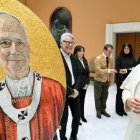 León XIV ante el clipeo o mosaico que le representará en San Pablo Extramuros junto a los de otros pontífices