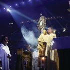 El obispo Andrew H. Cozzens bendice a los peregrinos el 17 de julio de 2024 durante la adoración en el X Congreso Eucarístico Nacional en Indianápolis.