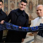 El español Morata y el portero italiano Mauro Vigorito con el Papa León y la bufanda de Como 1907