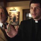 Daniel Craig (el policía) y Josh O'Connor (el sacerdote sospechoso del crimen): 'Puñales por la espalda. De entre los muertos' es un 'thriller' con las servidumbres de Hollywood, pero también con valores espirituales.