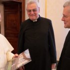 John Berg y Josep Bisig, de la FSSP, visitan a León XIV el 19 de enero de 2026, le muestran una foto de grupo de su Hermandad sacerdotal