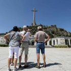 Turistas contemplan la cruz del Valle de los Caídos en verano de 2019; su arquitectura especialísima atrae miles de visitas