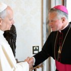 Desde el 19 de noviembre de 2007, el Arzobispo Broglio -en la imagen, saludando al Papa León XIV- ejerce como cuarto Arzobispo de los Servicios Militares de EE.UU.