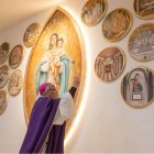 El arzobispo de Toledo, Francisco Cerro, en abril de 2025 bendijo las obras pictóricas de Miguel Ángel Laguna en la capilla española del Campo de los Pastores, cerca de Belén