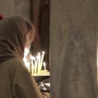 Mujeres cristianas ortodoxas rezan en la tumba de San Nicolás, en Bari, que es un templo católico