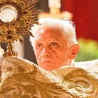 Benedicto XVI bendice con el Santísimo durante una celebración de Corpus Christi.