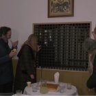 Los amigos de la nueva carmelita la acompañan desde el locutorio de las carmelitas de Don Benito, al otro lado de las rejas