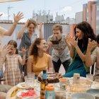 Sorda, de la directora Eva Libertad, una escena del cumpleaños familiar