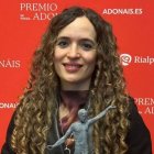 La autora sostiene el Premio Adonáis como confirmación pública de un trabajo poético tejido en silencio, lectura y experiencia vivida.