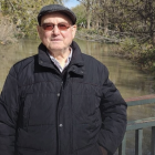 El P. Luis Díez Merino, CP, en serena contemplación junto al río, biblista entregado a iluminar la Pasión de Cristo para el pueblo de Dios.