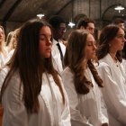 Estudiantes de enfermería de la Catholic University of America, escuela de Conway, en su ceremonia bendición de manos y bata blanca