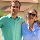 Astrid y Côme, fundadores de Divine Box delante de la Abadía de Barroux