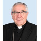 Mons. Manuel Sánchez Monge, obispo emérito de Santander, con su lema episcopal “Virtus in infirmitate”. Pastor que ilumina el renacer silencioso de la fe joven.