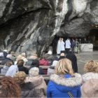 Misa y peregrinos en la gruta de Lourdes en febrero de 2026
