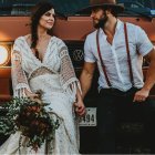 Una pareja sube a otro nivel cuando se casa; esta foto de Jessica Rockowitz en Unsplash recoge a unos recién casados de cierta veteranía