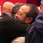 Abrazos efusivos en Convivium; en realidad, a los sacerdotes les cuesta mucho quedar con antiguos amigos, compañeros y maestros y aprecian el encuentro.