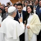 El Papa León XIV saluda a los recién casados al final de su catequesis del miércoles, como es costumbre