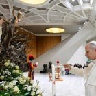 León XIV enciende una vela por los enfermos ante la Virgen de Lourdes tras su catequesis del miércoles en el Aula Pablo VI