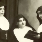 La beata Eusebia Palomino, a la derecha de la foto, lee un libro ante dos hermanas salesianas.