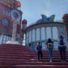 Visitantes en la entrada de la catedral de Mejorada, o catedral de Justo, con la Virgen del Pilar, en 2025