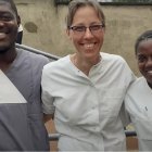 Pascale Nicolas, enfermera y misionera carmelita, con colaboradores de su misión en Camerún