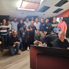 El equipo creativo de San José del Evangelio en plena grabación: talentos diocesanos unidos por la Providencia en Santafé Producciones.