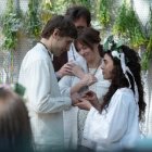 Sebastian y Aneta se casan muy enamorados en la secta Cielo, en la teleserie de HBO Max