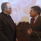 El Dr. Martín Ibarra departe, minutos antes del inicio de la Jornada de Cáceres, con el Dr. Martín Rubio.