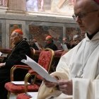 De blanco, el obispo Varden y el Papa, en los ejercicios de Cuaresma con cardenales y otros oficiales de la Curia vaticana
