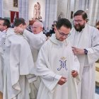 Ordenación de nuevos sacerdotes en mayo de 2025 en la Catedral de la Almudena, en Madrid; contentos por riquezas celestiales, porque el sueldo terrenal es austero.
