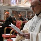 En primer término, monseñor Erik Varden durante unas oraciones previas a su intervención.