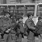 Un cordón policial alrededor del Congreso de los Diputados el 23 de febrero de 1981, día del intento de golpe de Estado