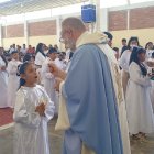 Hernández Belmonte, sacerdote diocesano de Almería, en unas Primeras Comuniones en Pira, Perú, donde es misionero