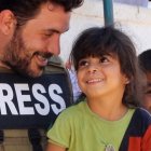 Fernando Gutiérrez, delante del hospital Al Shifa, Gaza, durante la cobertura de la guerra.